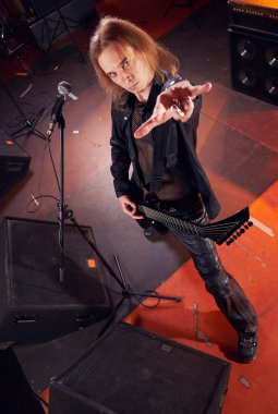 uzun saçlı gitarist oynama ve şarkı