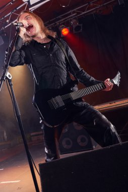 uzun saçlı gitarist oynama ve şarkı