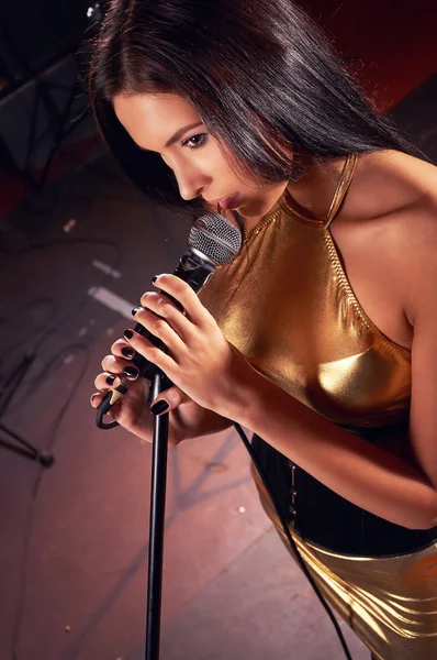 Glamorous girl singing on the stage — Stock Photo, Image