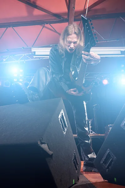 El guitarrista de pelo largo toca y canta —  Fotos de Stock