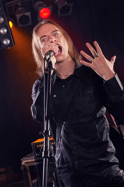 Guitariste aux cheveux longs joue et chante — Photo