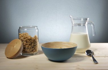 Tablo üzerinde süt kase lezzetli ve sağlıklı tahıl