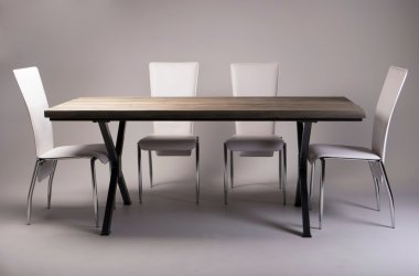 Modern ahşap masa studio beyaz arka plan üzerinde ateş