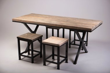 Modern ahşap masa studio beyaz arka plan üzerinde ateş