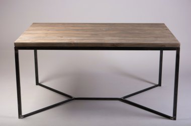 Modern ahşap masa studio beyaz arka plan üzerinde ateş