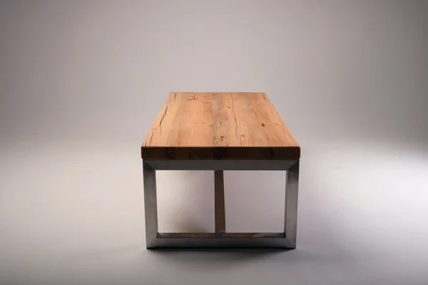 现代的木桌工作室拍摄白色背景上 — 图库照片