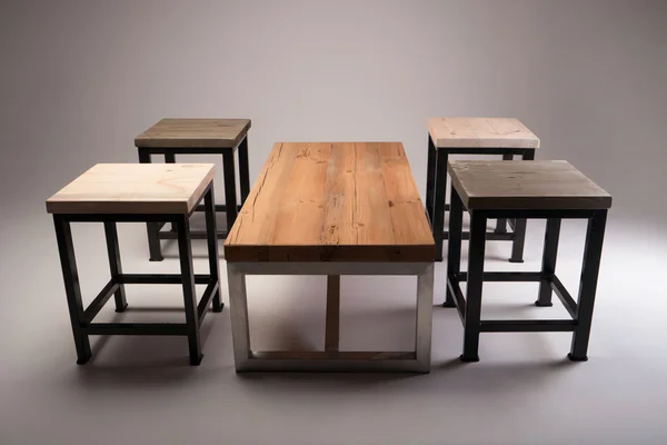 Moderno estúdio de mesa de madeira tiro no fundo branco — Fotografia de Stock