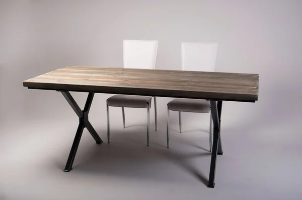 Moderno estúdio de mesa de madeira tiro no fundo branco — Fotografia de Stock