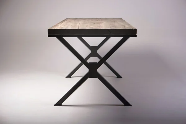 Modernes Holztisch-Studio auf weißem Hintergrund — Stockfoto