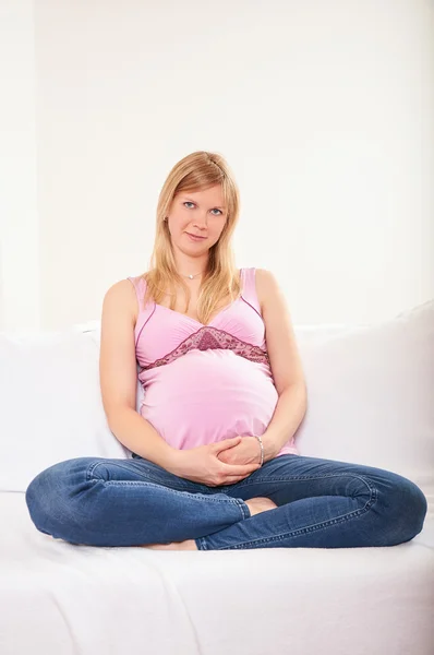 임신한 여자는 소파에 집에서 휴식 — 스톡 사진