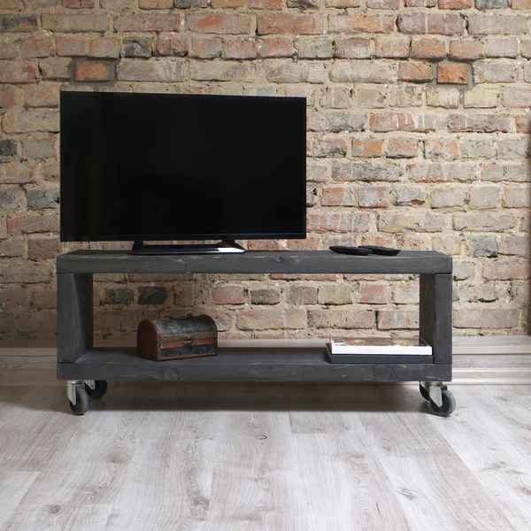 Современный деревянный телевизор в интерьере чердака — стоковое фото