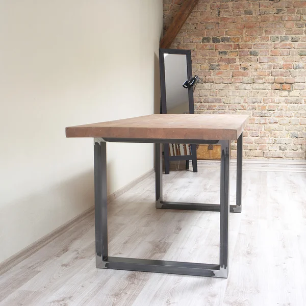 Table en bois moderne dans l'intérieur du loft — Photo