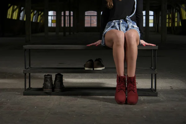 Porte-chaussures en bois moderne dans l'intérieur du loft — Photo