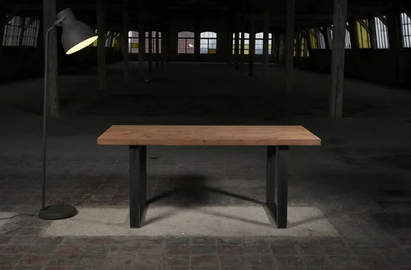 Μοντέρνο ξύλινο τραπέζι στο εσωτερικό πατάρι Φωτογραφία Αρχείου