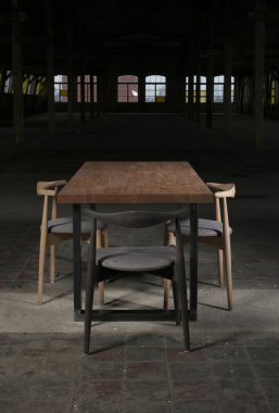 çatı katı iç modern ahşap masa