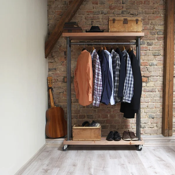 Rack en bois moderne dans l'intérieur du loft — Photo