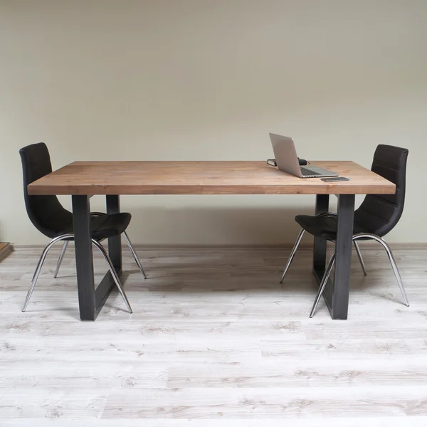 Moderne houten tafel in de loft interieur — Stockfoto