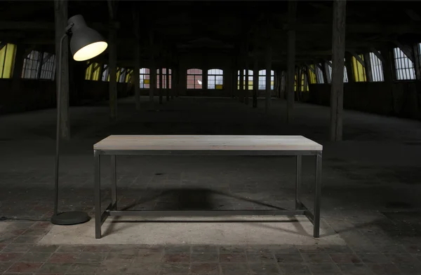 Modern, fából készült asztal loft belsejében Stock Kép
