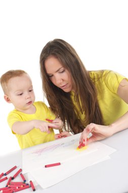 Anne ve oğlu birlikte resmi çizim