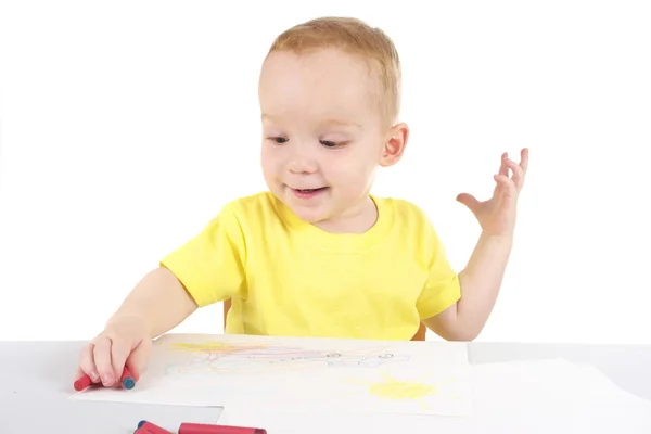 Маленький мальчик рисует картину. — стоковое фото