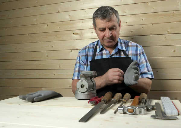 A műhelyében dolgozó vezető carpenter — Stock Fotó