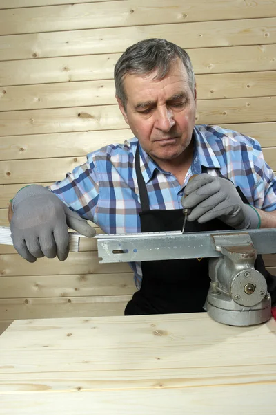 A műhelyében dolgozó vezető carpenter — Stock Fotó