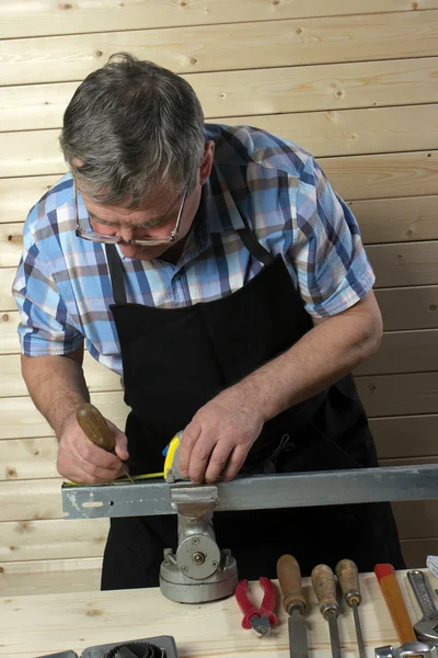 Üst düzey marangoz atölyesinde çalışan — Stok fotoğraf