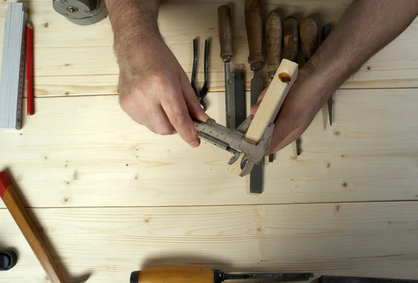 Imagen recortada del carpintero senior midiendo madera en taller — Foto de Stock