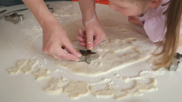 Joven hermosa madre enseña hija aprende a cocinar galletas en la cocina — Vídeos de Stock