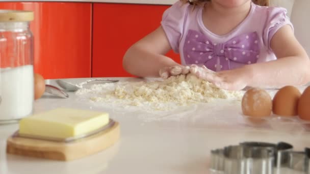Schöne kleine Mädchen lernt, eine Mahlzeit in der Küche zu kochen — Stockvideo