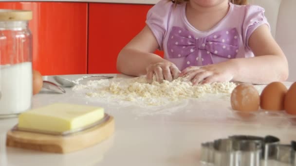 Schönes kleines Mädchen lernt Kochen in der Küche — Stockvideo