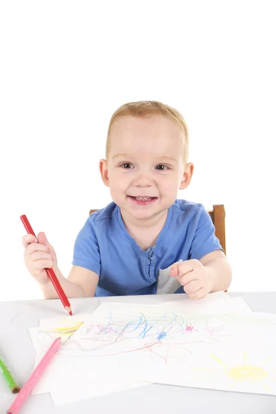 O rapazinho está a desenhar o quadro — Fotografia de Stock