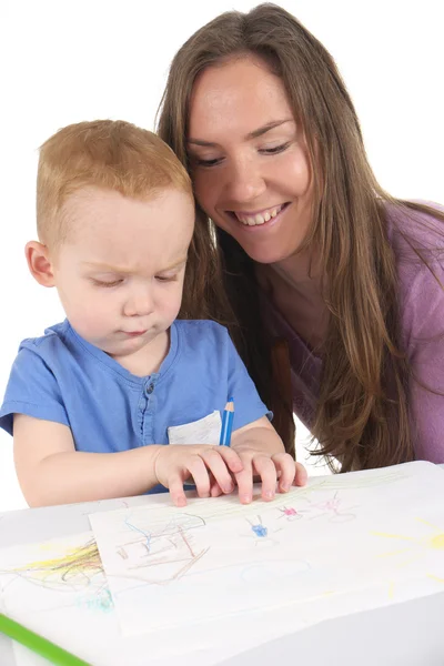 Mutter und Sohn zeichnen das Bild gemeinsam — Stockfoto