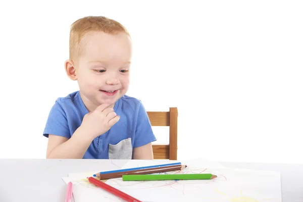 Kleiner Junge zeichnet das Bild — Stockfoto