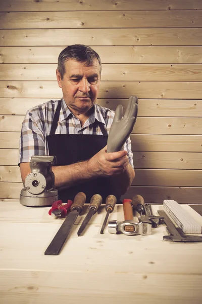 Schreinermeister arbeitet in seiner Werkstatt — Stockfoto