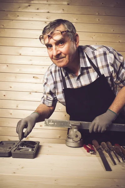 Schreinermeister arbeitet in seiner Werkstatt — Stockfoto