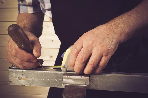 Senior carpenter w swojej pracowni — Zdjęcie stockowe