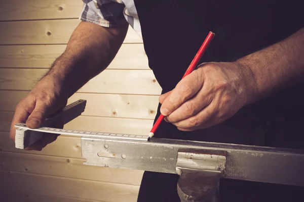 Senior timmerman werken in zijn atelier — Stockfoto