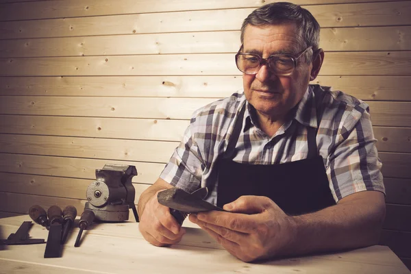 Senior snickare arbetar i hans verkstad — Stockfoto