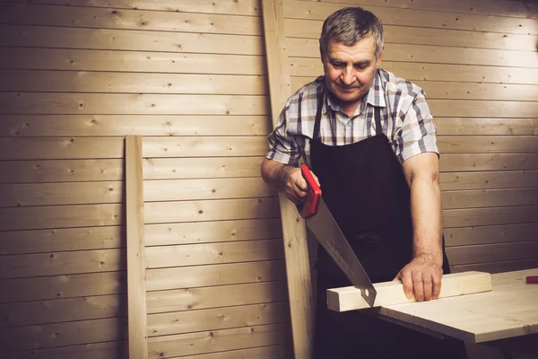 Tâmplar senior care lucrează în atelierul său — Fotografie, imagine de stoc