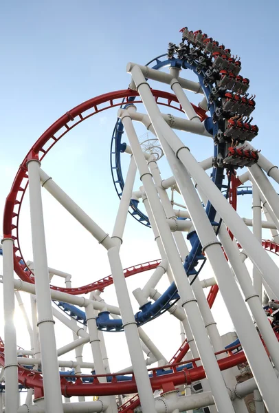 Pętle straszenia roller coaster. — Zdjęcie stockowe