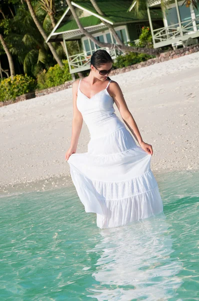 美丽的女人，在热带的海滩上沿着海边散步 — 图库照片