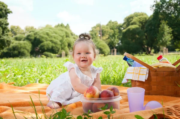 Adorable niña en el picnic en el parque de belleza —  Fotos de Stock