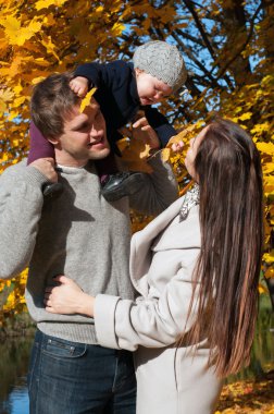 Genç aile açık havada sonbahar Park'ta rahatlatıcı