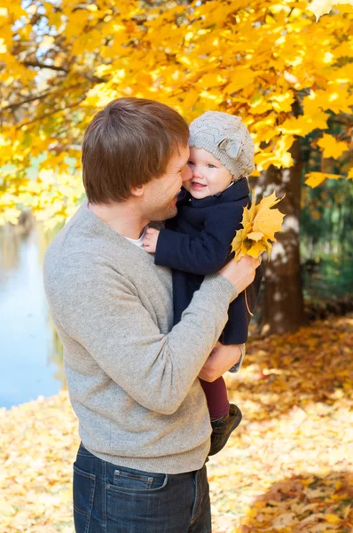 Jovem pai feliz com filha no parque de outono — Fotografia de Stock