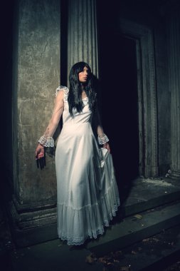 Mezarlıkta bir crypt üzerinden cadı