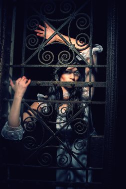 Mezarlıkta bir crypt üzerinden cadı