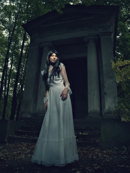 Witch from a crypt in the cemetery — Stock Photo, Image