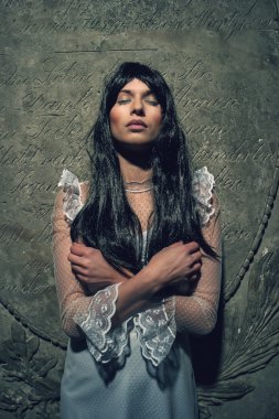 Mezarlıkta bir crypt üzerinden cadı