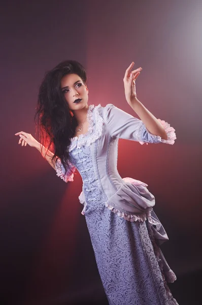 Retrato de halloween vampiro mujer aristócrata con maquillaje de escenario —  Fotos de Stock